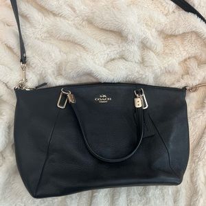 Coach purse in black leather with crossbody strap